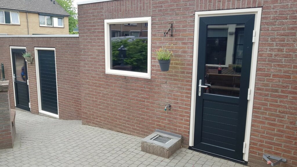 kunststof achterdeuren met rollenband scharnieren